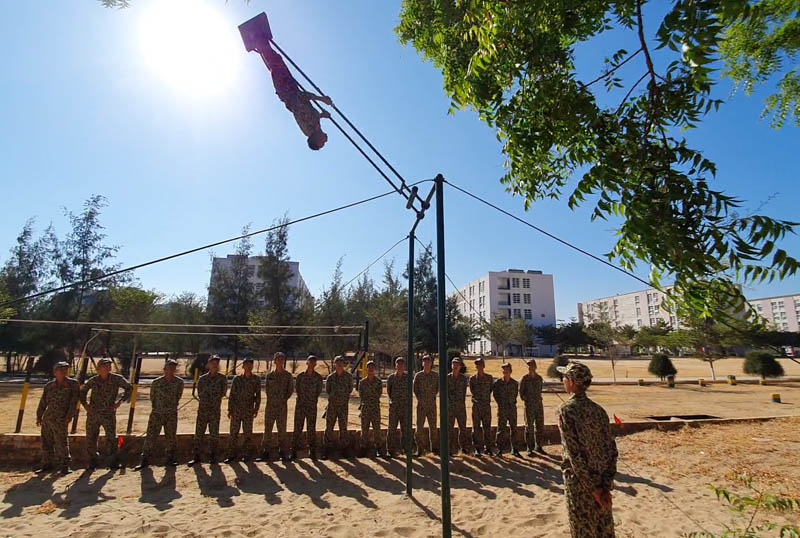 Rèn luyện tiền đình để đáp ứng tốt yêu cầu nhiệm vụ.